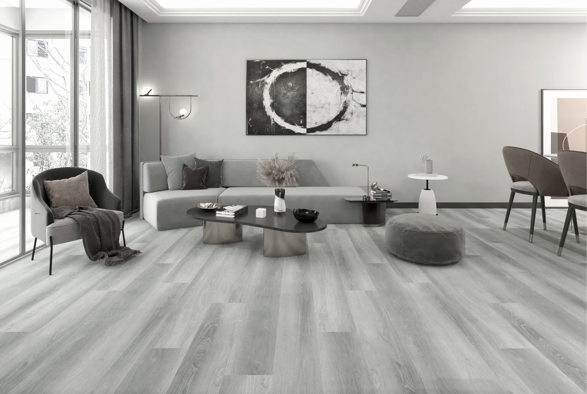 Przestronny salon z jasnoszarą podłogą SPC
